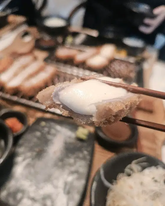 치즈 돈까스의 단면, 늘어나는 치즈가 강조된 모습