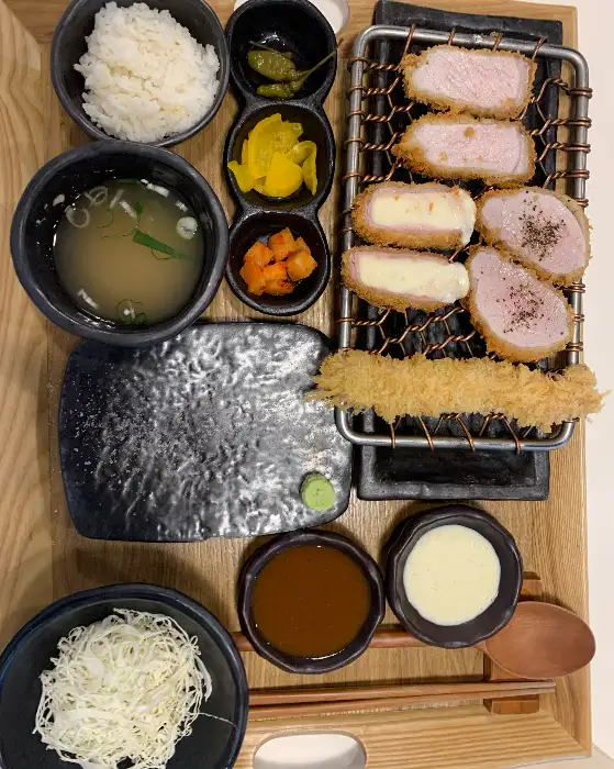 히레카츠와 다른 돈카츠 조각들이 숯불 위에 놓인 모습