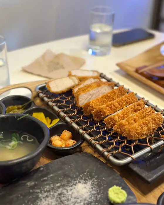 돈카츠와 함께 제공된 냉모밀 국물과 면발