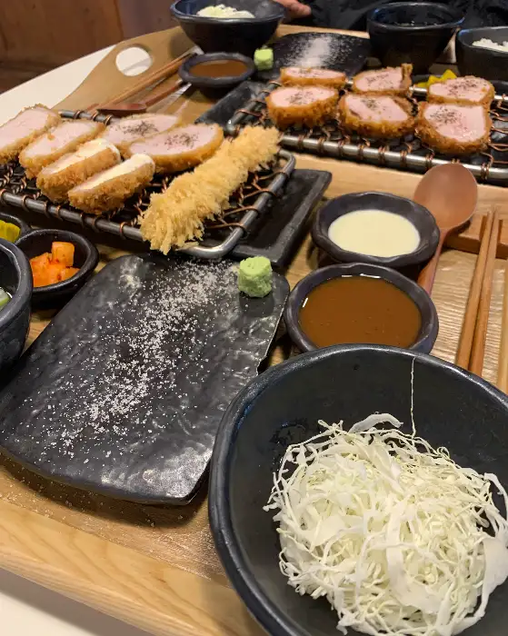 정갈하게 차려진 돈카츠와 밥, 국, 샐러드 등