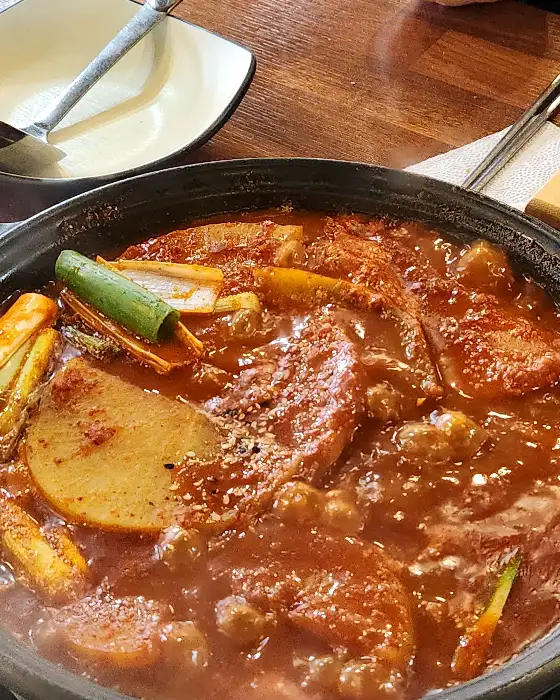 김이 모락모락 나는 돌솥밥