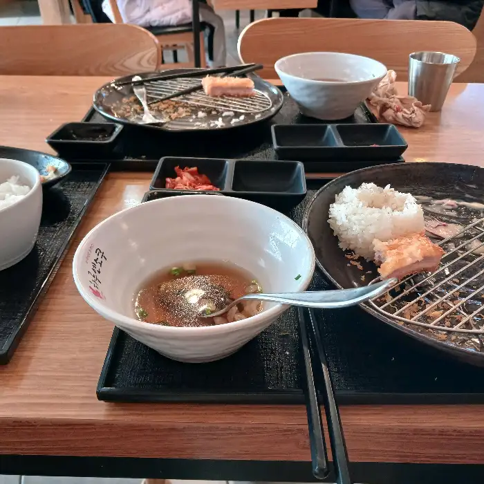 돈코츠 라멘과 곁들임 음식