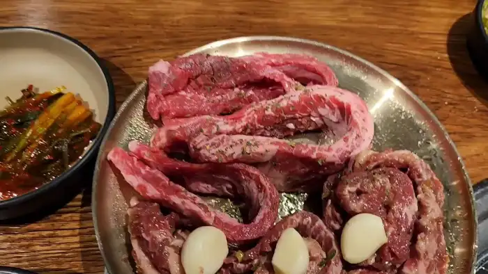신선하고 먹음직스러운 소고기 부위들