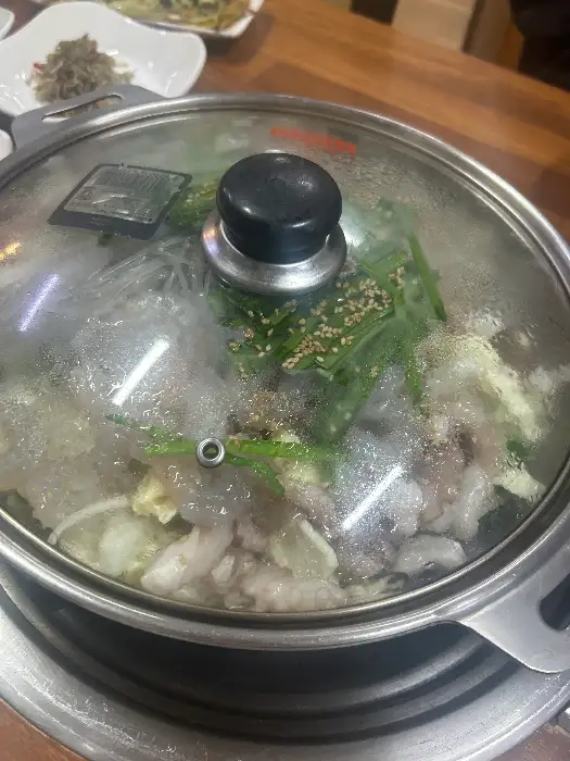 정갈하게 담긴 밑반찬의 모습