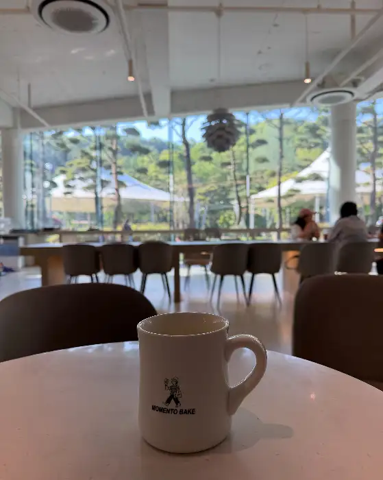 넓은 실내 공간과 테이블이 놓인 모습