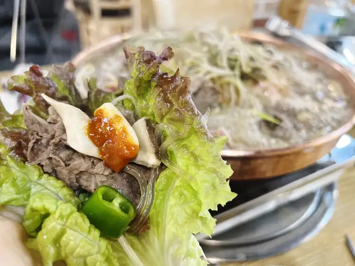 신선한 채소와 함께 나온 불고기