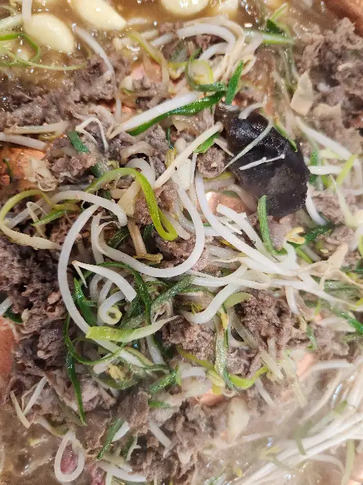 끓고 있는 불고기 전골의 모습