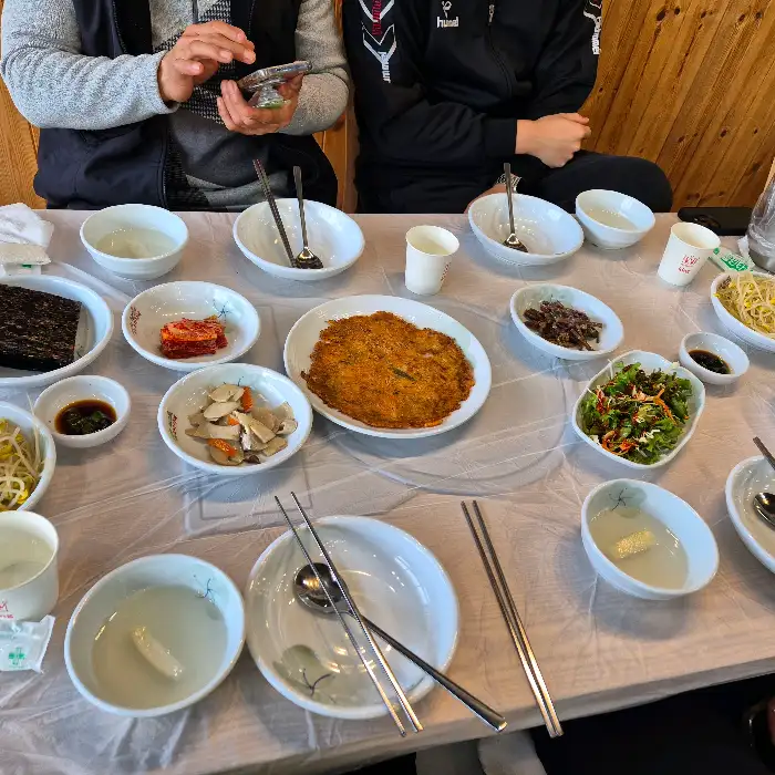 테이블에 차려진 다양한 음식들