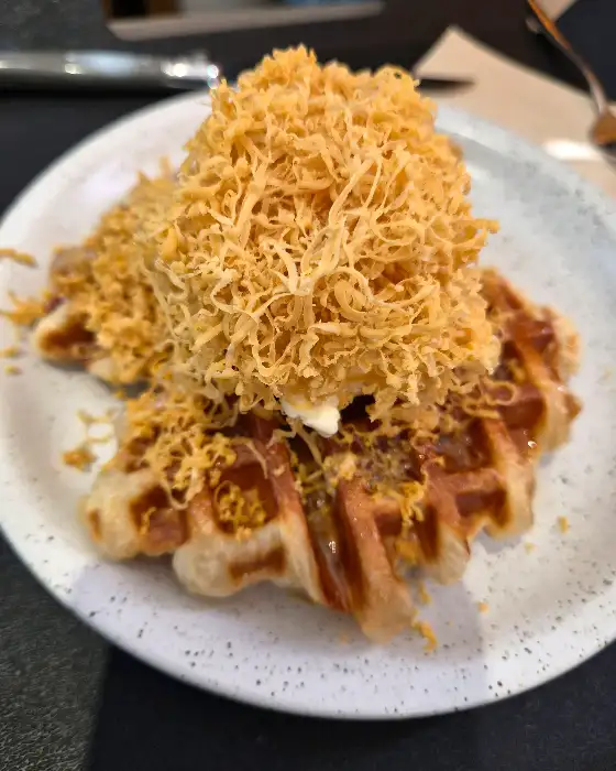 크로플 위에 올라간 토핑