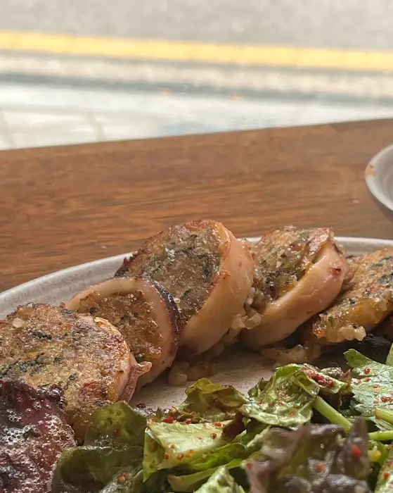 푸짐하게 나온 수육과 곁들임 나물