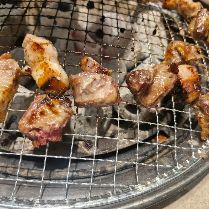 숯불 위에서 맛있게 익어가는 갈비