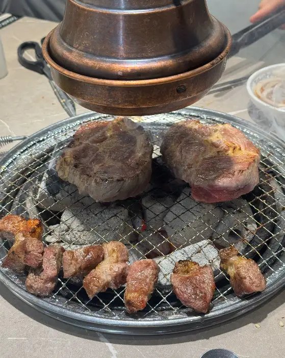 맛있게 익어가는 고기 조각들