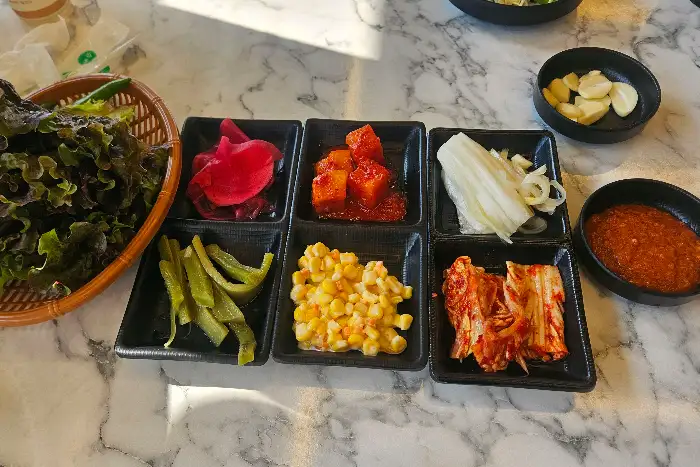 다양하게 차려진 밑반찬들