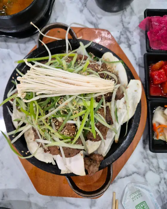 석갈비가 푸짐하게 담긴 불판