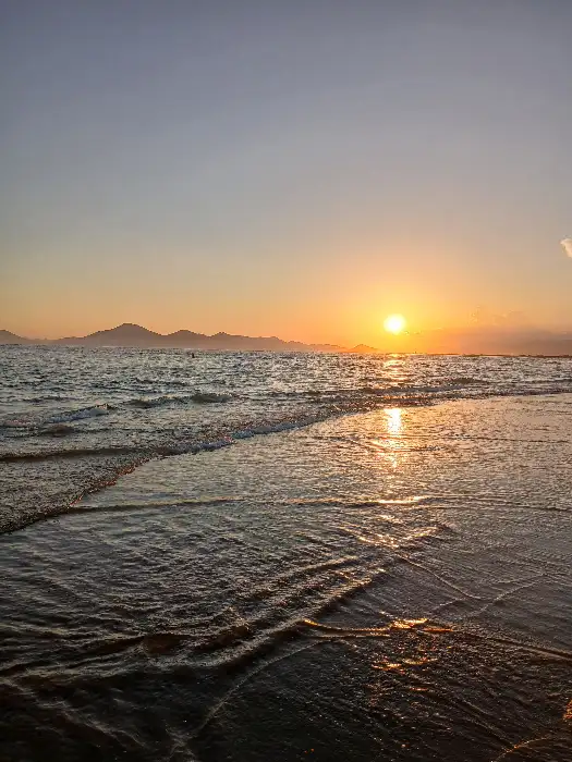 제주 바다 위로 떠오르는 해와 파도. 아름다운 석양 풍경이 인상적이다.