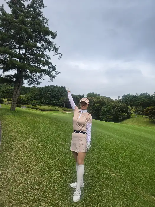골프를 치는 여성의 모습