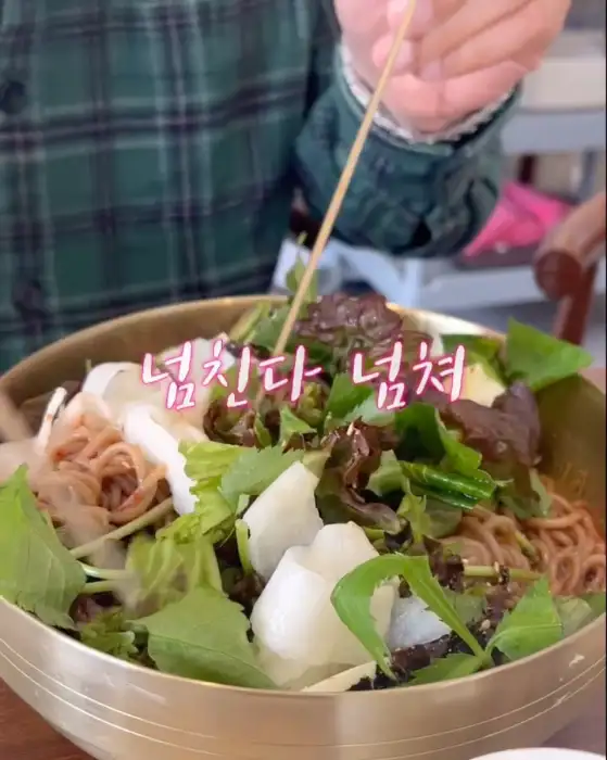 푸짐한 채소가 올라간 막국수