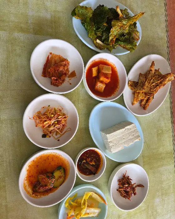 순흥순두부 식당의 다양한 밑반찬 이미지