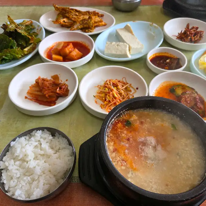 갓 만든 듯 신선해 보이는 두부 이미지