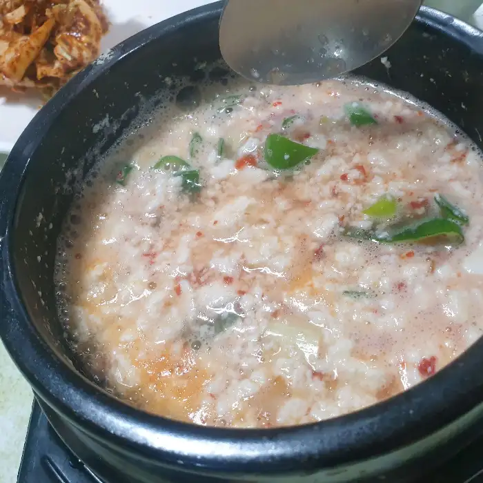 김이 모락모락 나는 순두부찌개 이미지