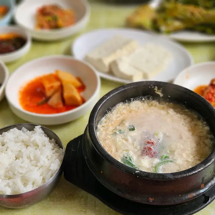 순두부찌개와 밥, 그리고 밑반찬이 함께 나온 상차림 이미지