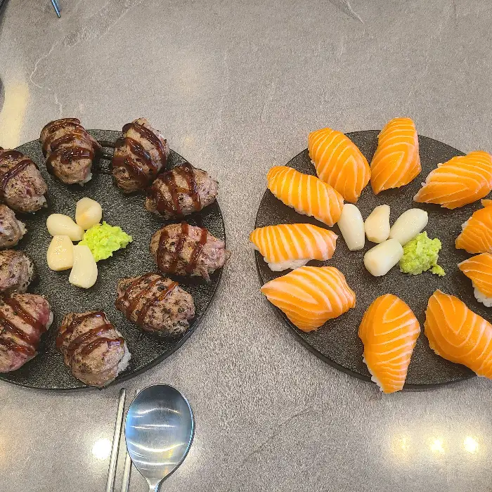 육회와 연어초밥 세트 메뉴