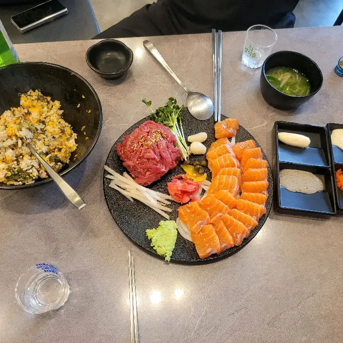 육회와 연어 플레이트