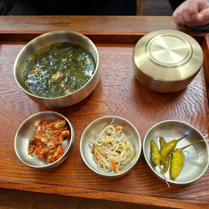 미역국과 밑반찬들