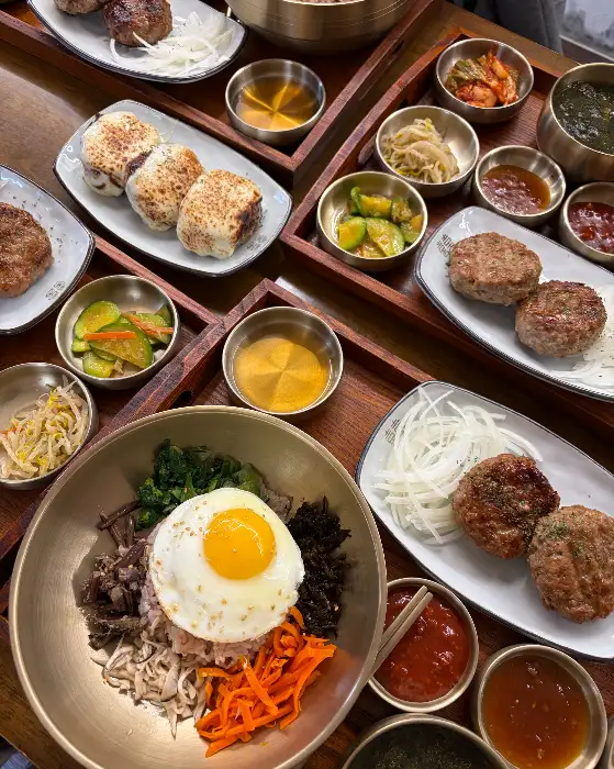 다양한 비빔밥 메뉴와 떡갈비
