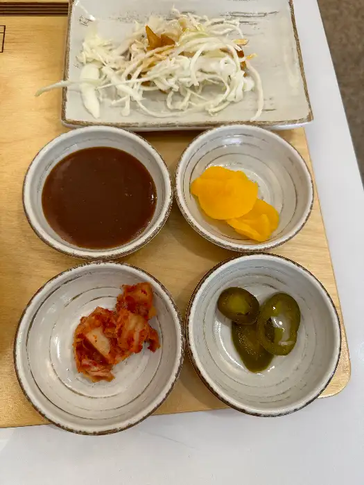각종 곁들임 반찬이 담긴 작은 그릇들