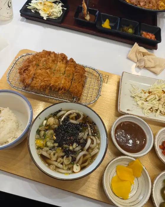 고구마치즈돈까스와 우동이 함께 나온 모습