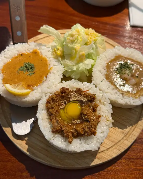 세 가지 맛의 카레가 담긴 둥근 접시