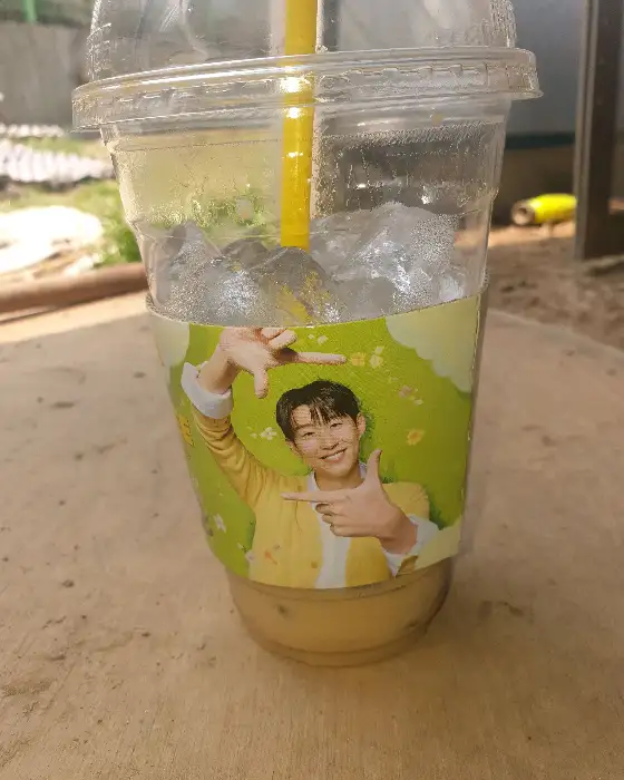얼음과 커피가 담긴 메가커피 아메리카노 컵