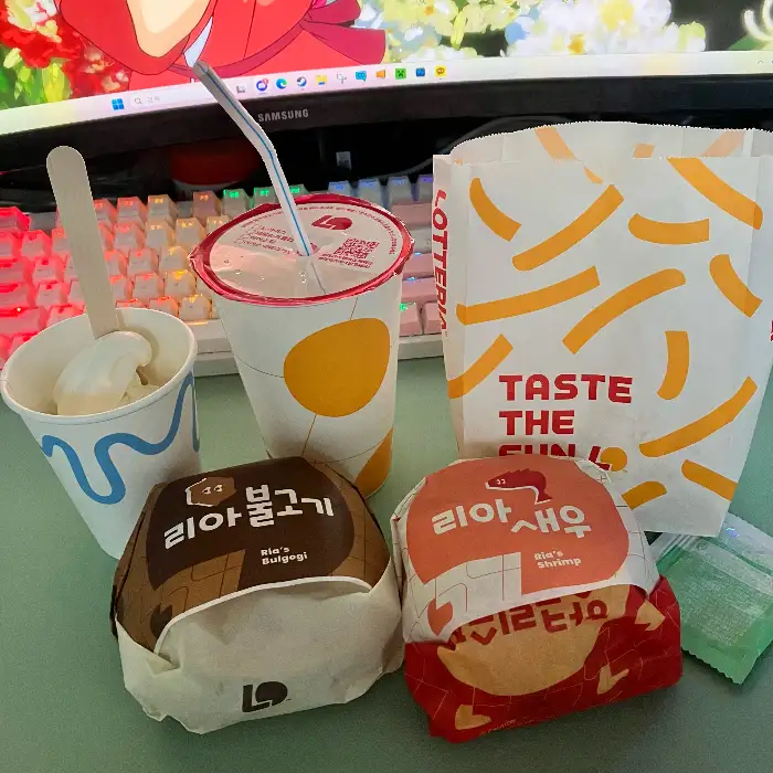 토마토 바질 버거와 감자튀김