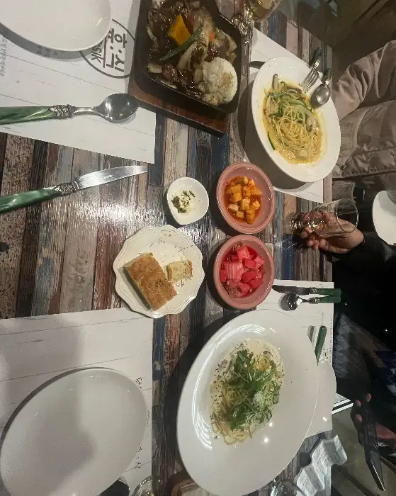 다양한 메뉴가 차려진 테이블