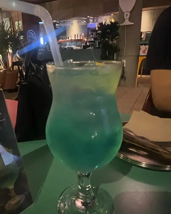 영롱한 빛깔의 칵테일