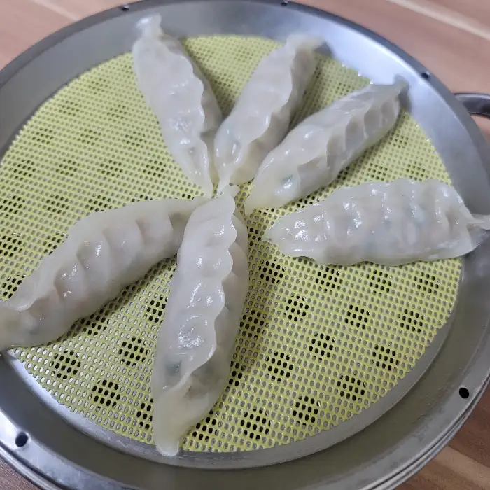 김이 모락모락 나는 찜기 속 만두
