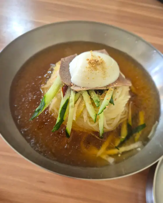 물밀면 육수와 고명 상세 샷