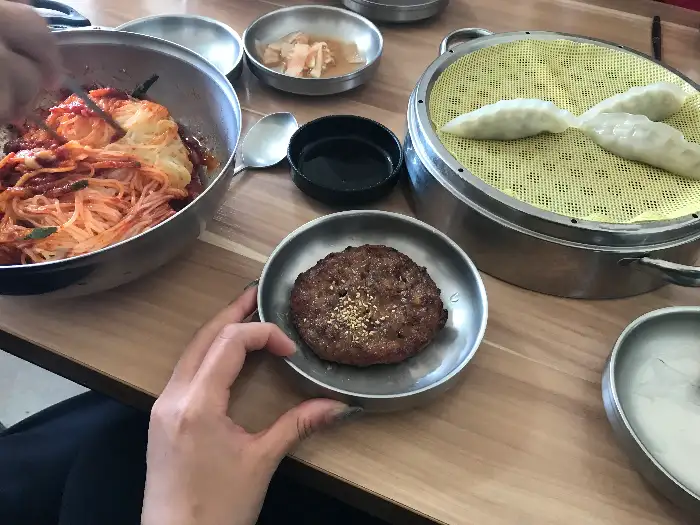 테이블에 차려진 푸짐한 식사