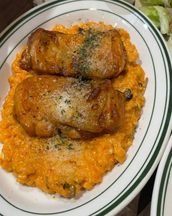 치킨이 올라간 오렌지빛 리조또