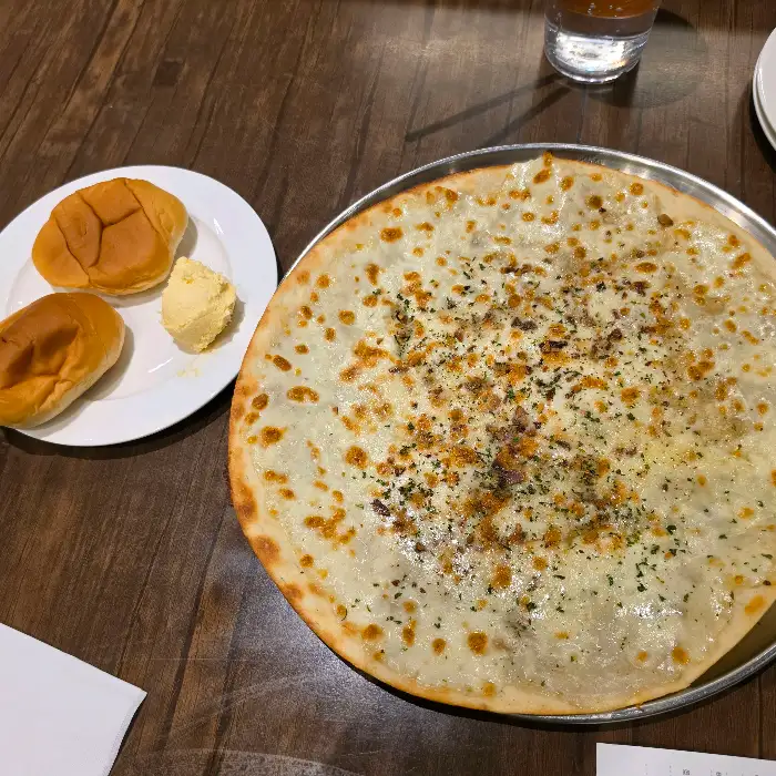 치즈 피자와 빵