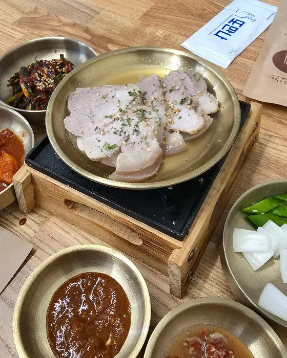 캔들 화로 위에서 따뜻하게 데워지는 수육