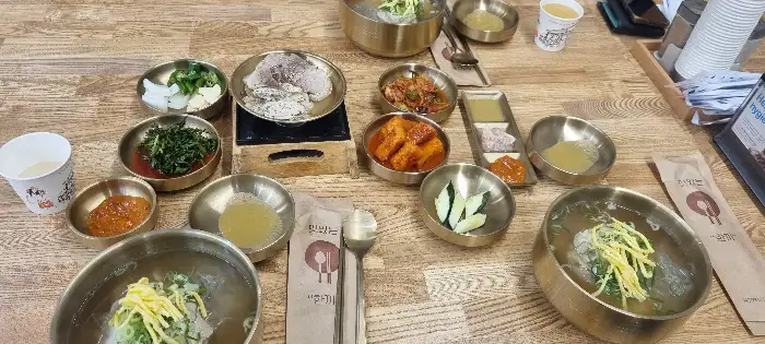예향돼지곰탕 내부 테이블 세팅