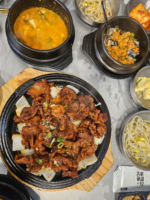 돈불낙볶음과 함께 나온 다양한 밑반찬
