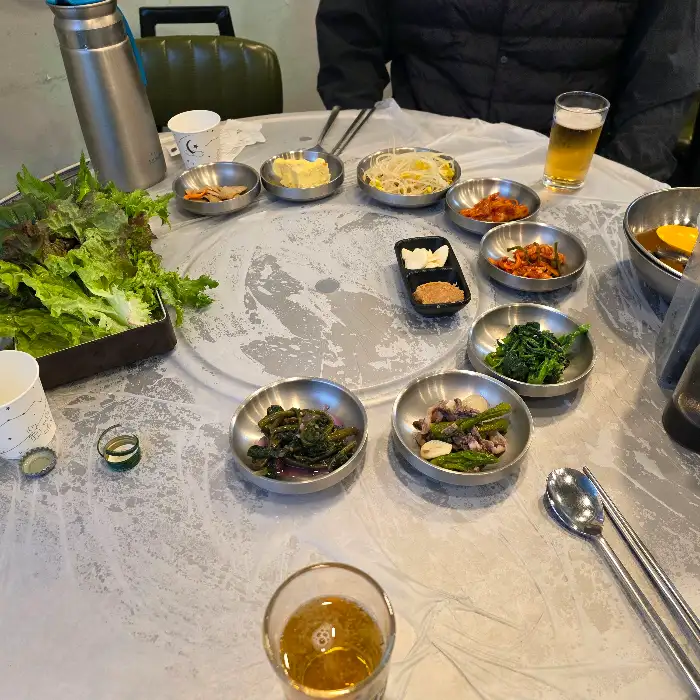 신선한 쌈 채소와 다양한 곁들임 반찬