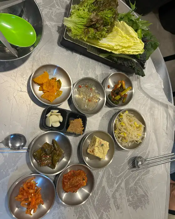 푸짐하게 차려진 테이블 전체 모습