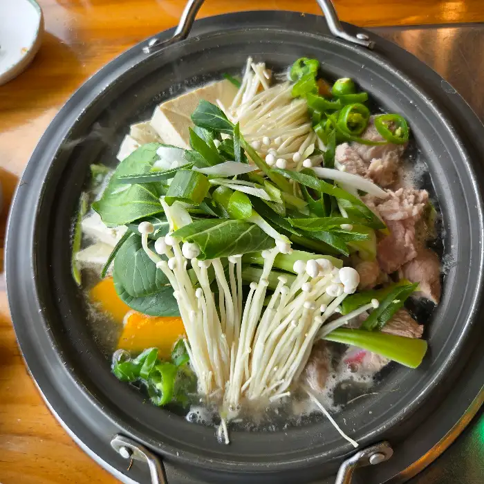 젓국갈비전골 냄비의 클로즈업 샷. 각종 채소와 고기가 보인다.