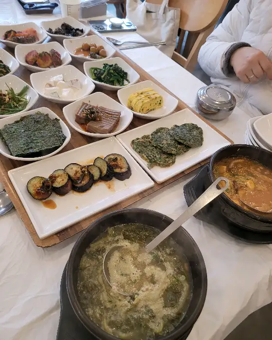 다양한 반찬 구성
