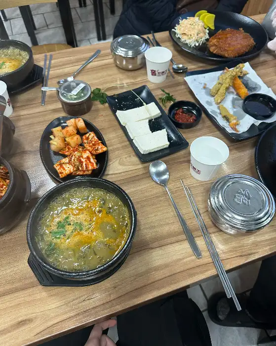 추어탕, 튀김, 돈까스 등이 차려진 테이블