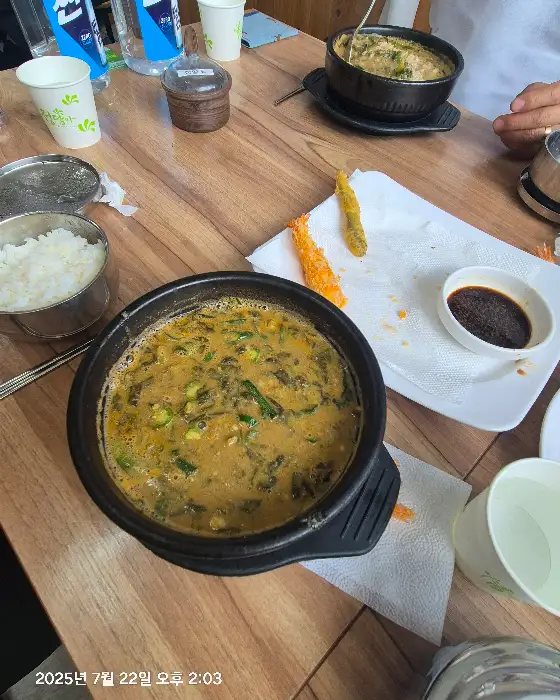 테이블에 차려진 다양한 음식들